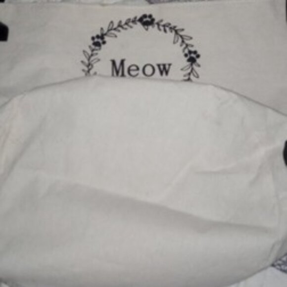 Adjustable Crossbody Bag and Two Gifts - Picture 9 of 14